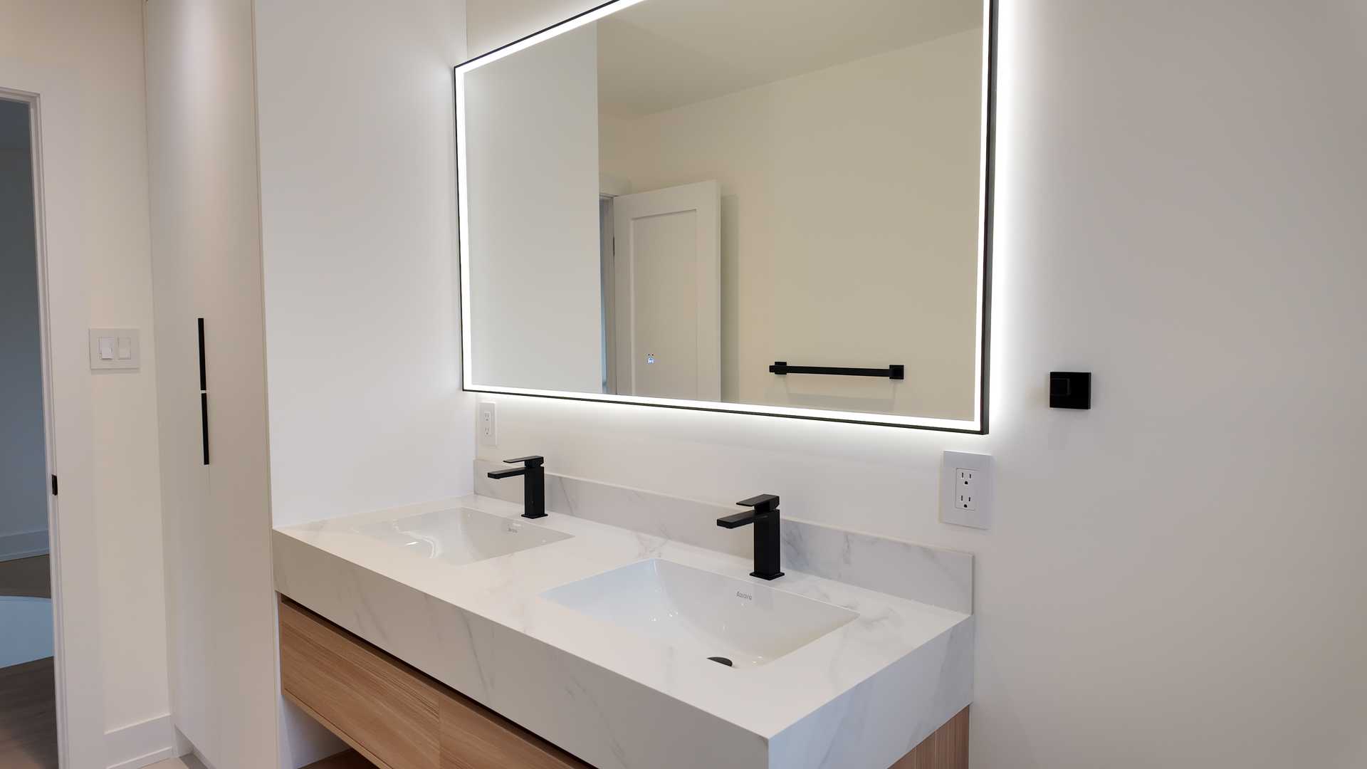 Floating vanity with white MDF tower, 24"*48" beige gray tile, - Image 4