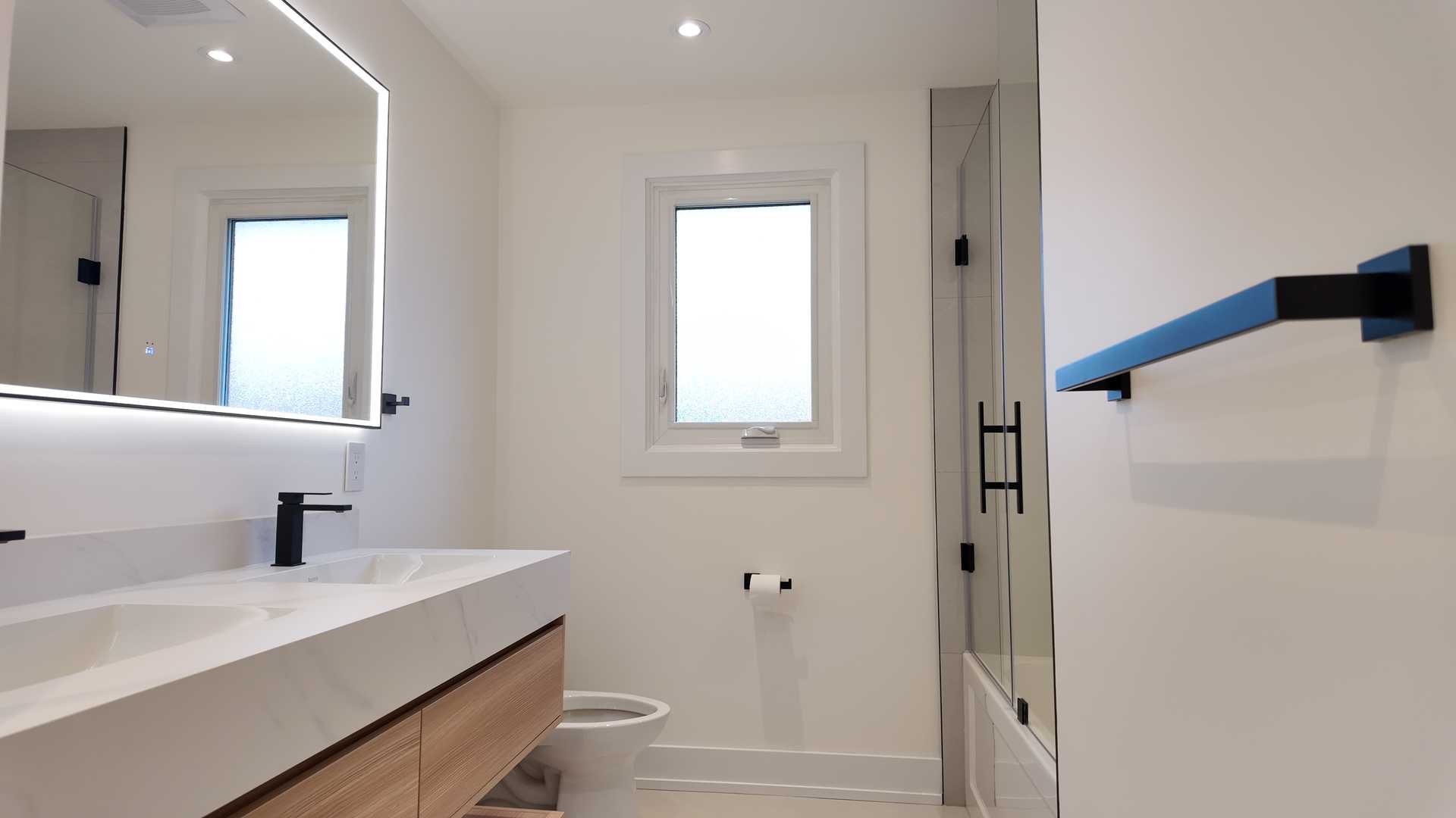 Floating vanity with white MDF tower, 24"*48" beige gray tile, - Image 5