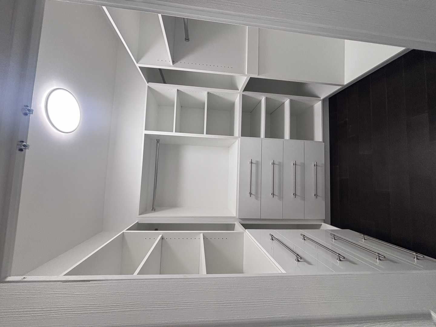 custom kitchen, 2 bathroom, master bathroom with corner built-in bathtub, - Image 12