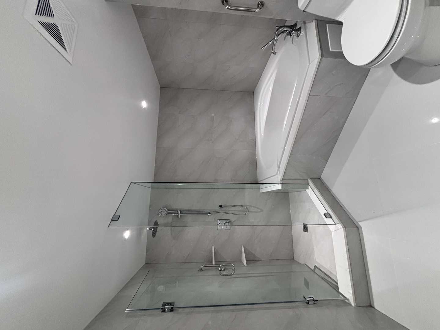 custom kitchen, 2 bathroom, master bathroom with corner built-in bathtub, - Image 13