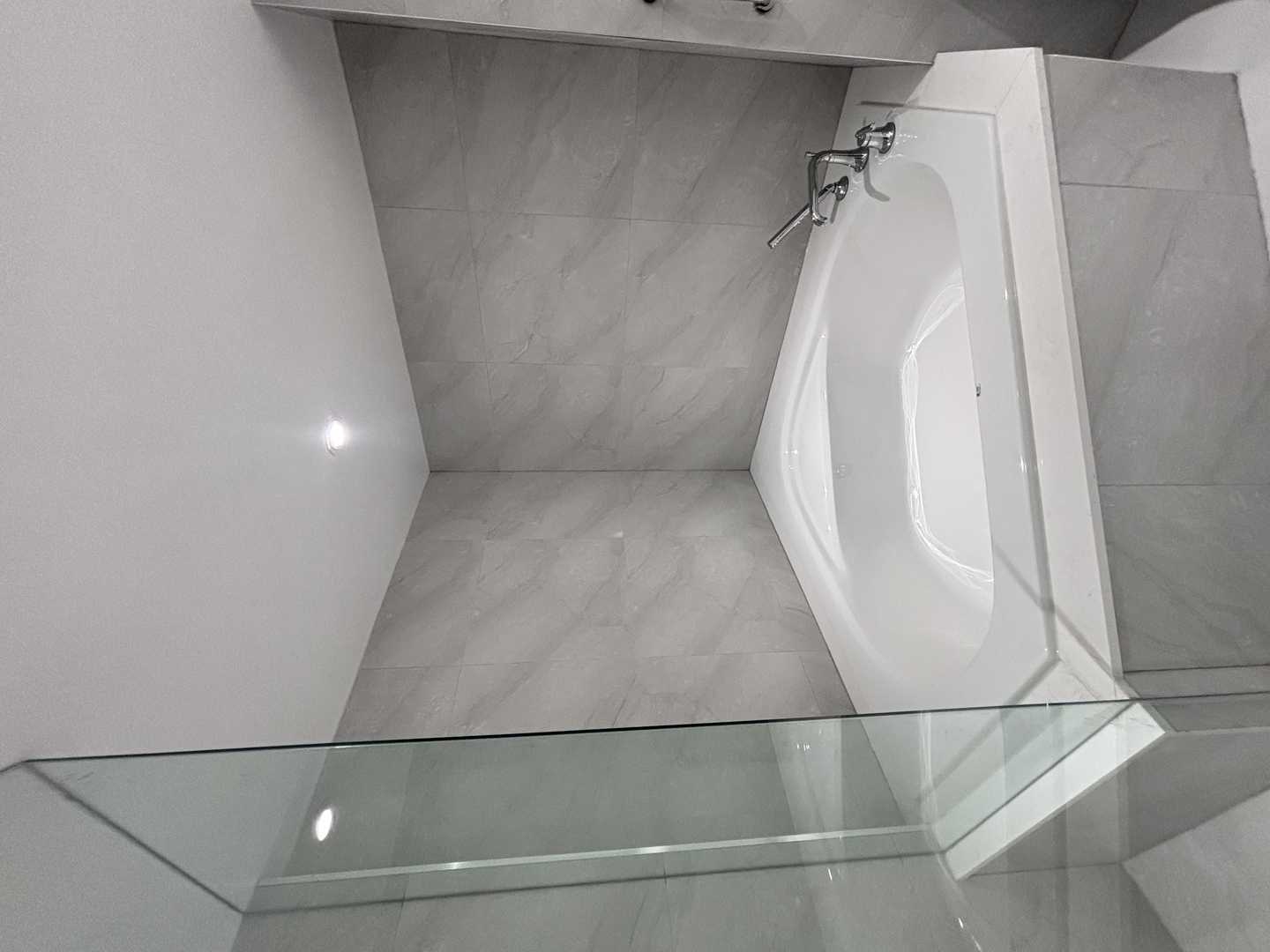 custom kitchen, 2 bathroom, master bathroom with corner built-in bathtub, - Image 14