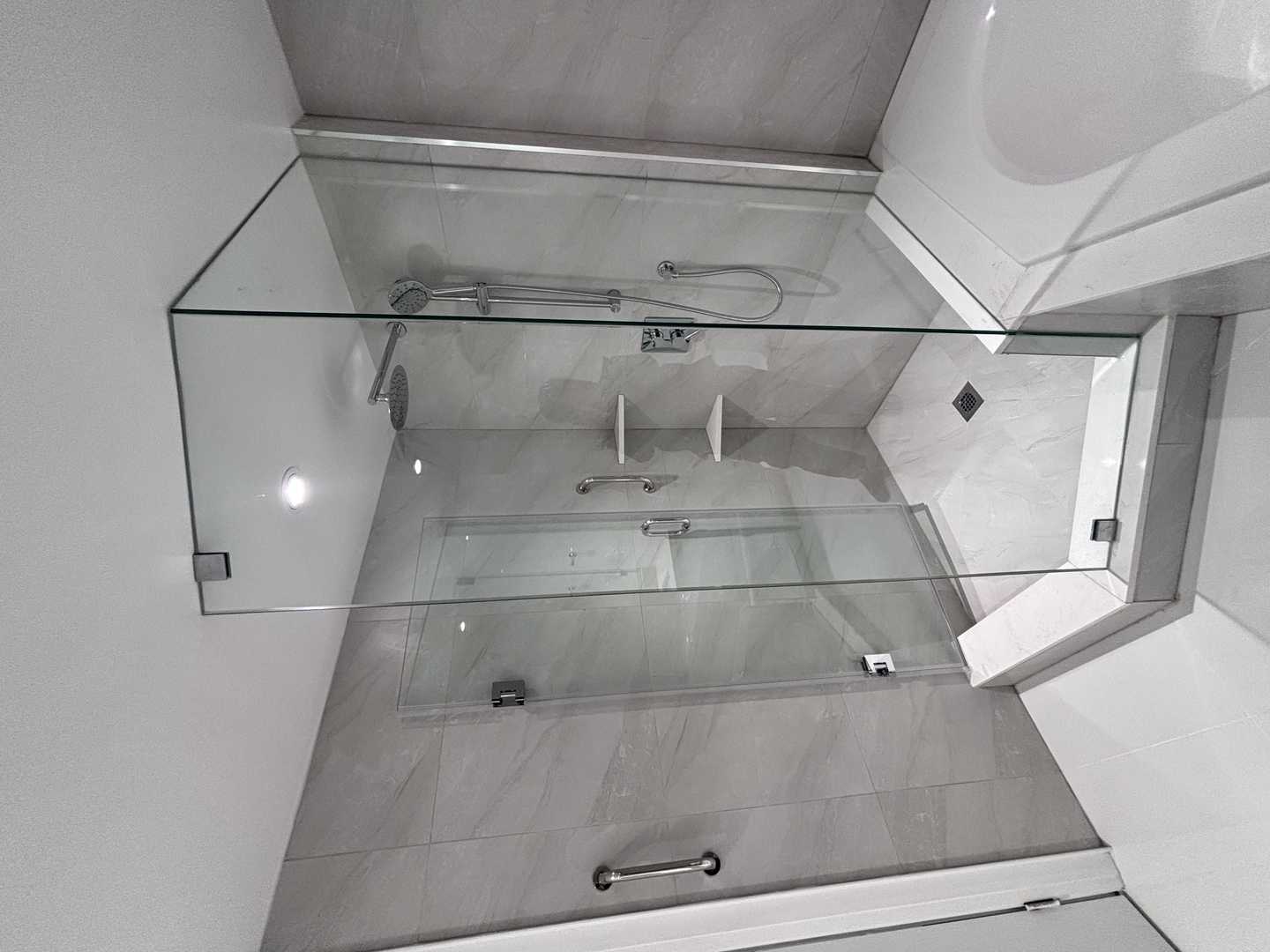 custom kitchen, 2 bathroom, master bathroom with corner built-in bathtub, - Image 15