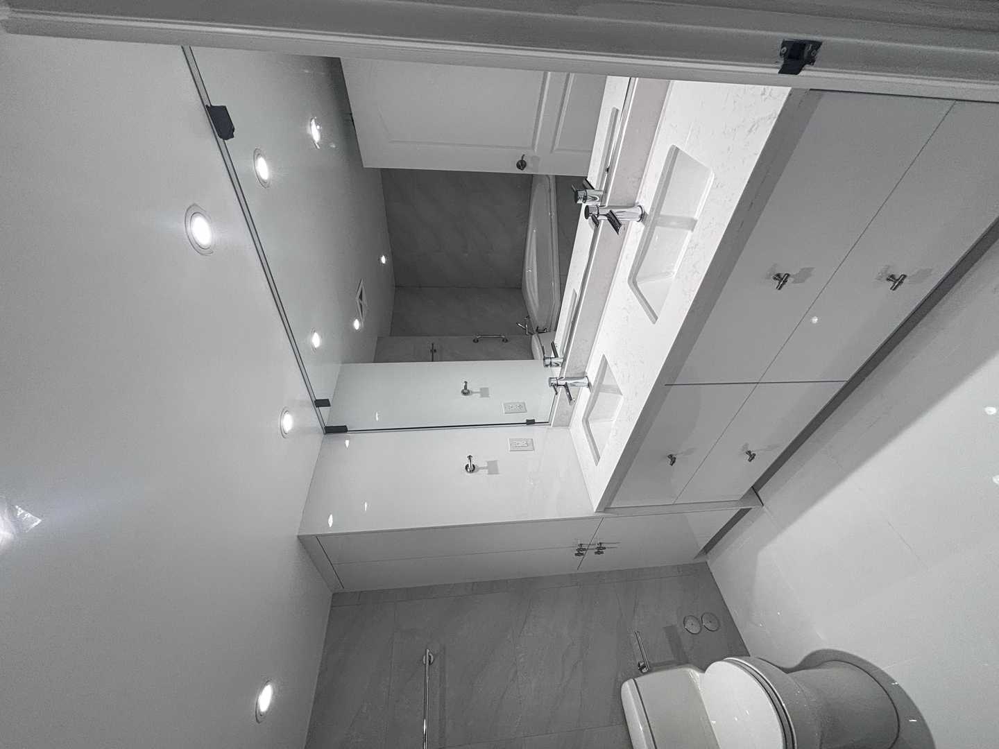 custom kitchen, 2 bathroom, master bathroom with corner built-in bathtub, - Image 17
