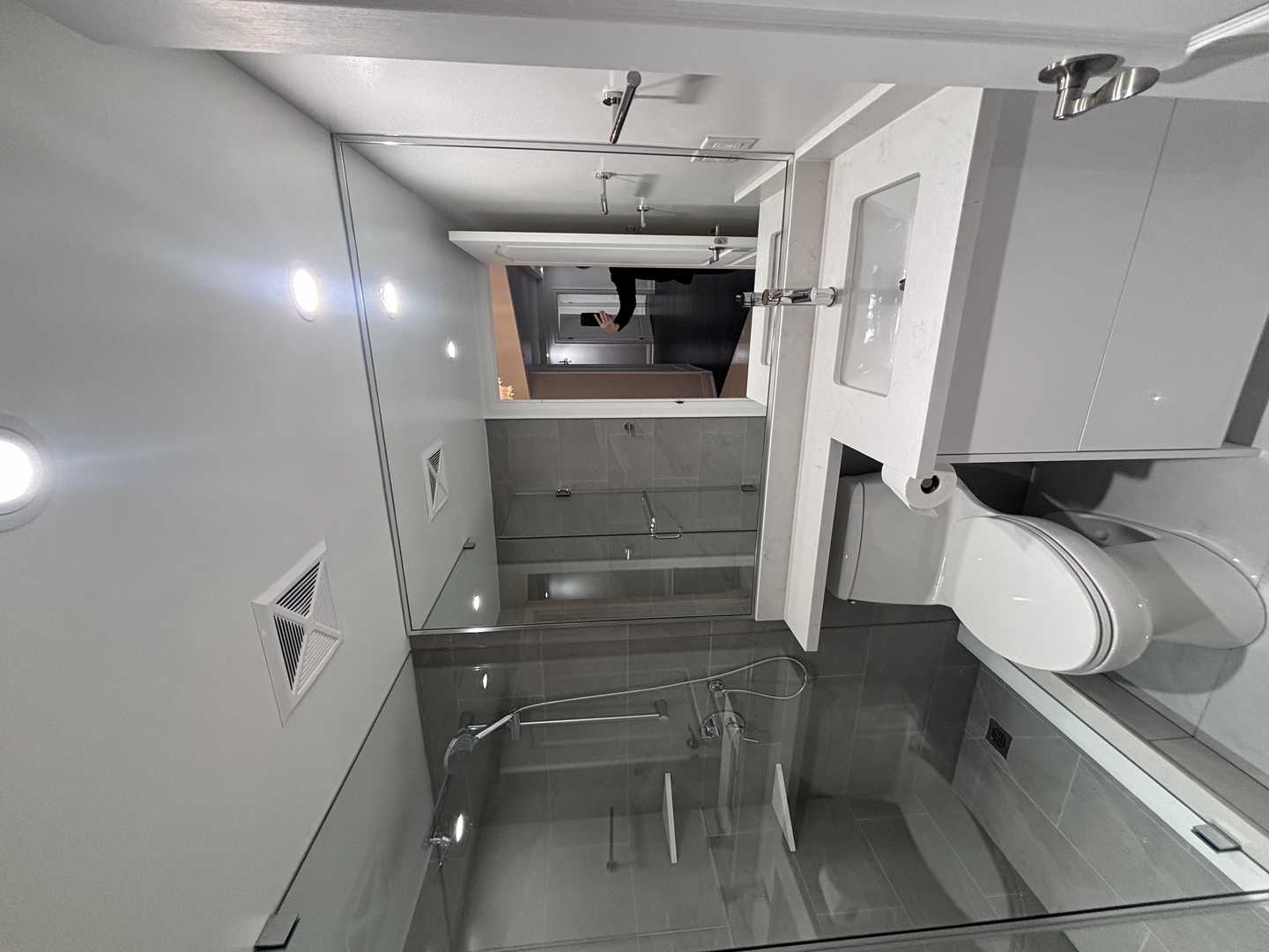 custom kitchen, 2 bathroom, master bathroom with corner built-in bathtub, - Image 2