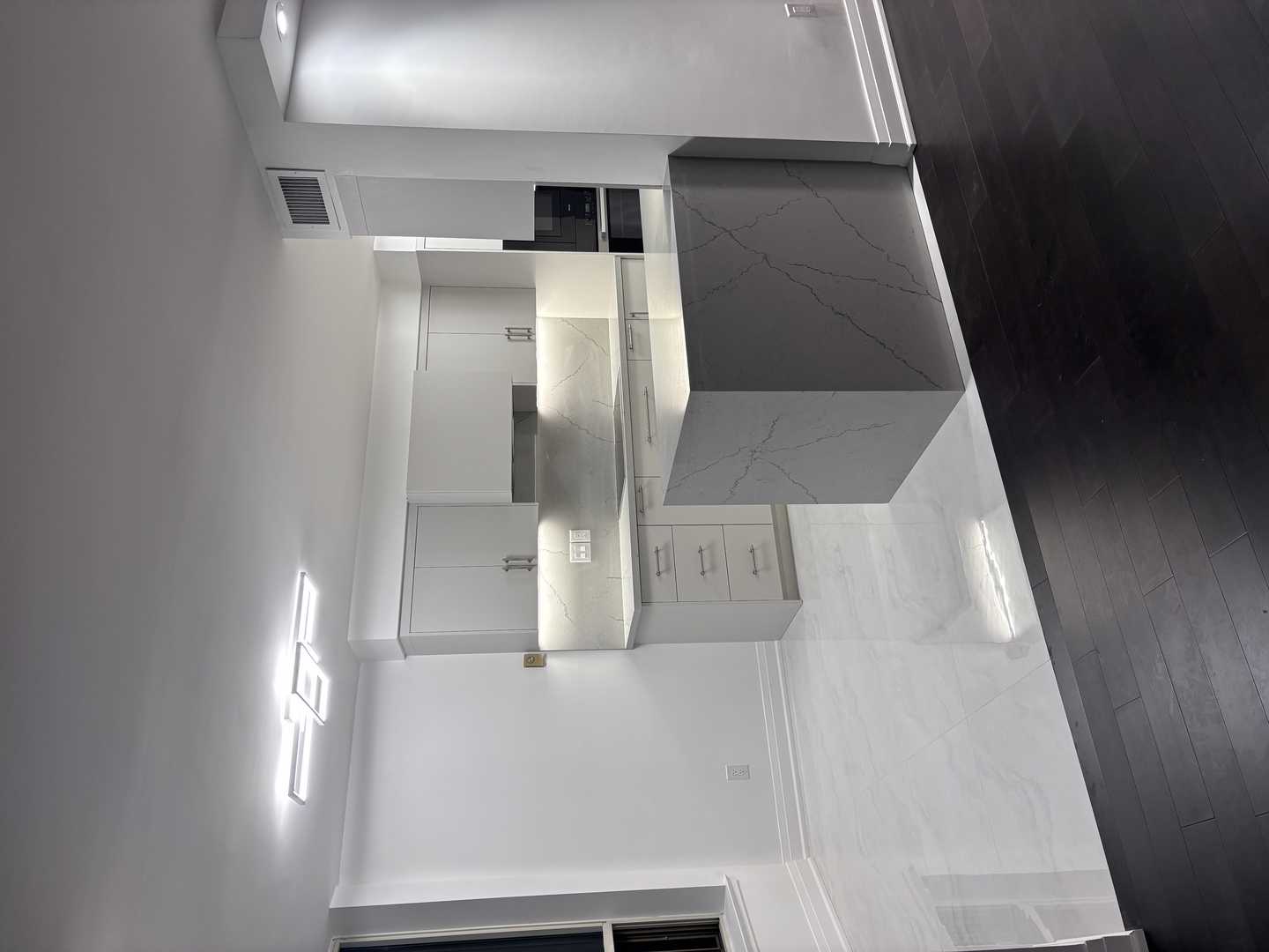 custom kitchen, 2 bathroom, master bathroom with corner built-in bathtub, - Image 7