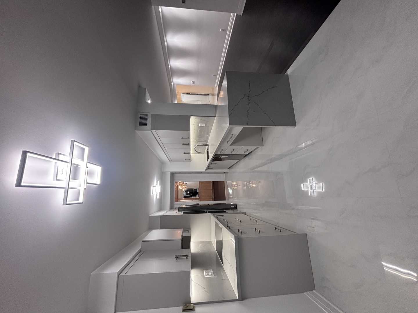 custom kitchen, 2 bathroom, master bathroom with corner built-in bathtub, - Image 8