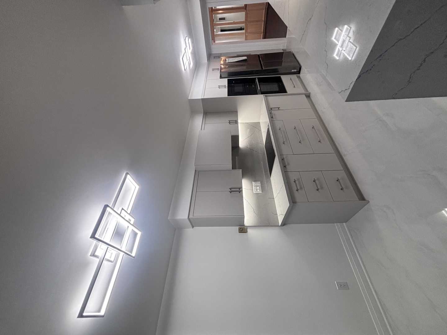 custom kitchen, 2 bathroom, master bathroom with corner built-in bathtub, - Image 9