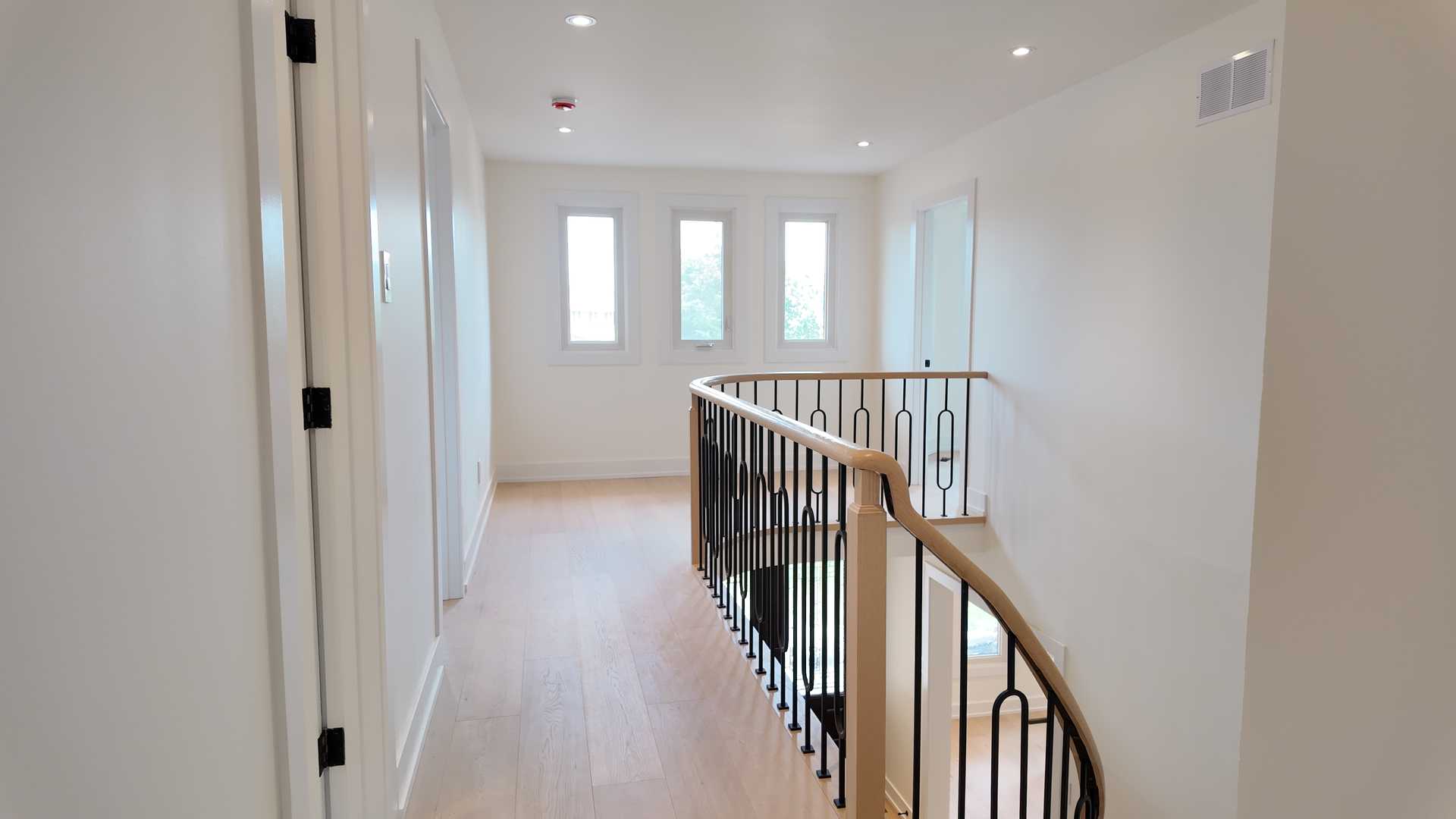 blonde wood flooring， with smooth rounded handrail