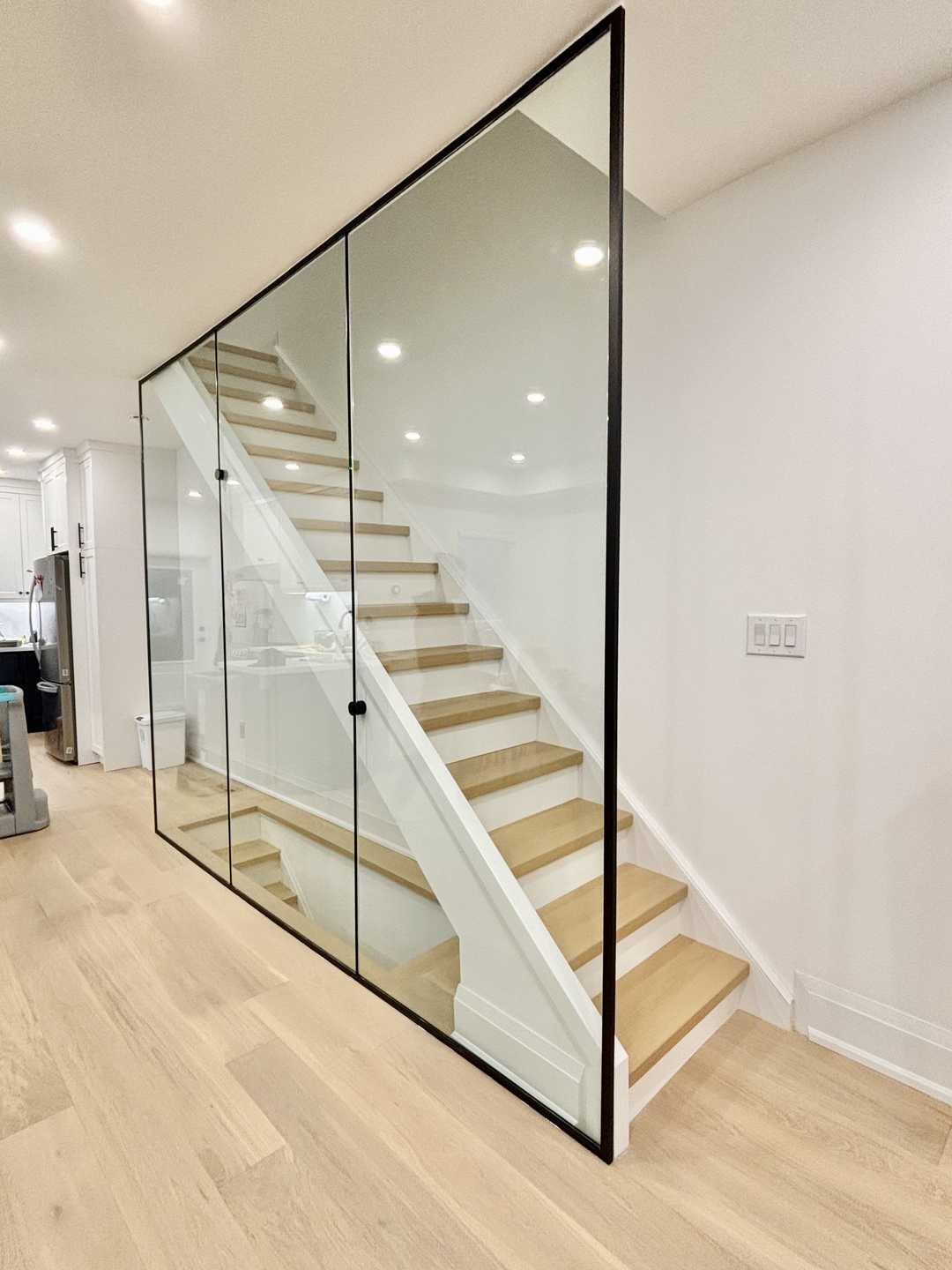 Medium-tone wood coloured hardwood flooring with glass partitions - Image 2